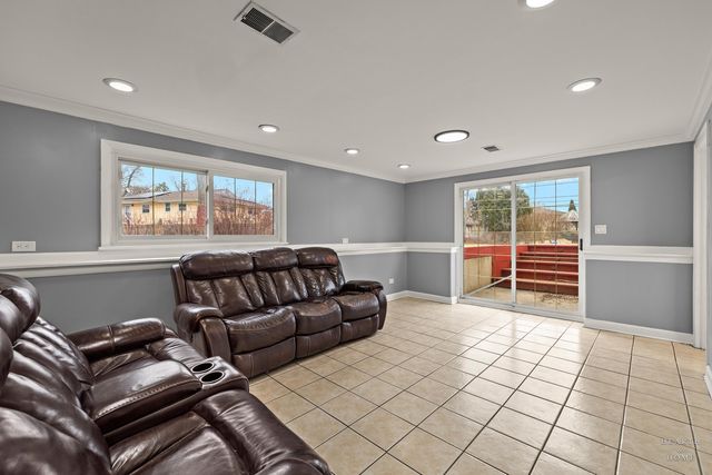 1923 E Pawnee Lane, Mount Prospect, IL 60056