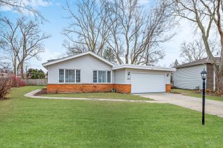 1923 E Pawnee Lane, Mount Prospect, IL 60056