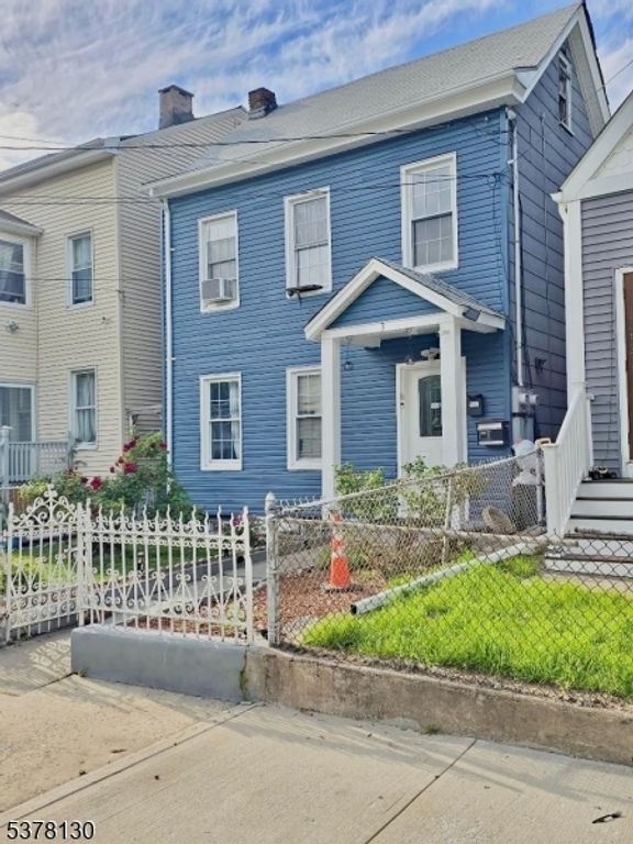 3 Barnes St, Paterson City, NJ 07501