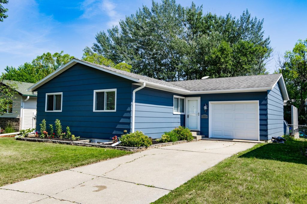2925 14th Avenue S, Moorhead, MN 56560