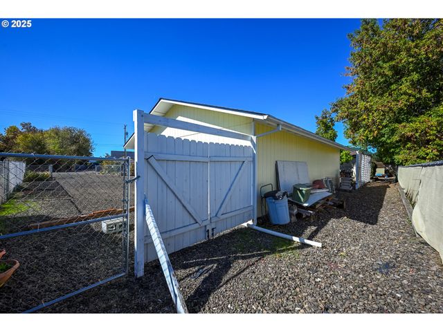 444 S STATE St, Sutherlin, OR 97479