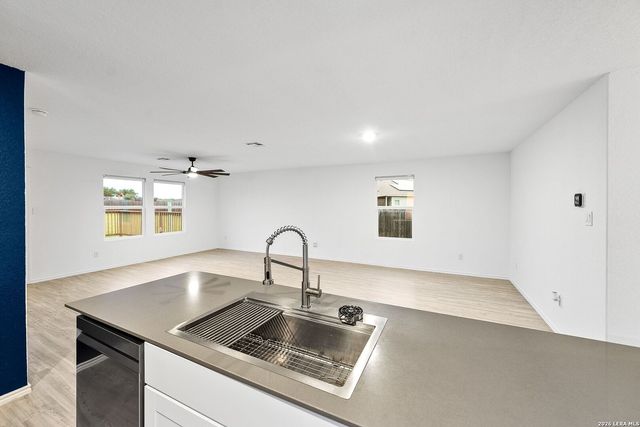401 Alta Vista Ter, Seguin, TX 78155