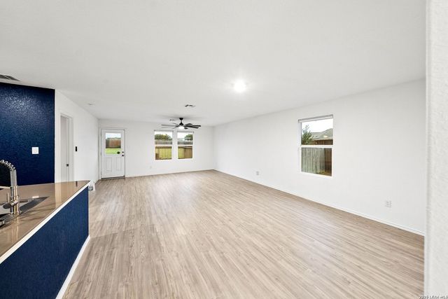 401 Alta Vista Ter, Seguin, TX 78155