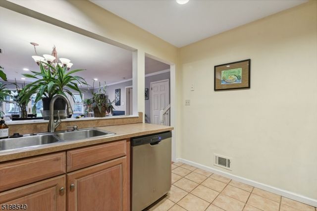 26 Mews Ln, South Orange Village Twp., NJ 07079