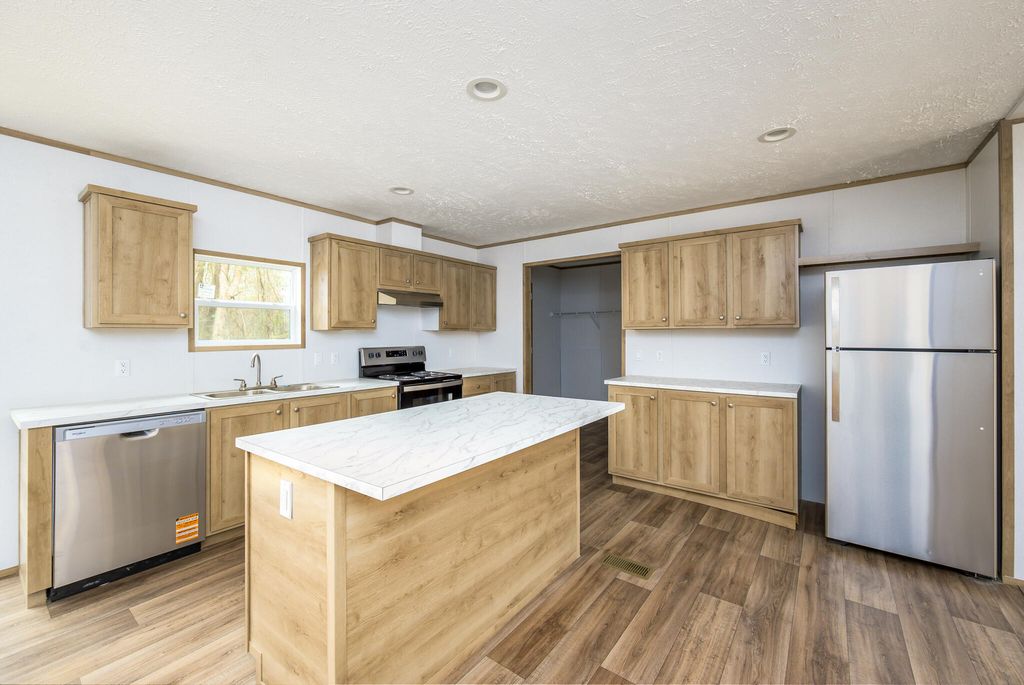 Image 10 of property listing at 145 Firethorn Court, Eutawville, SC 29048