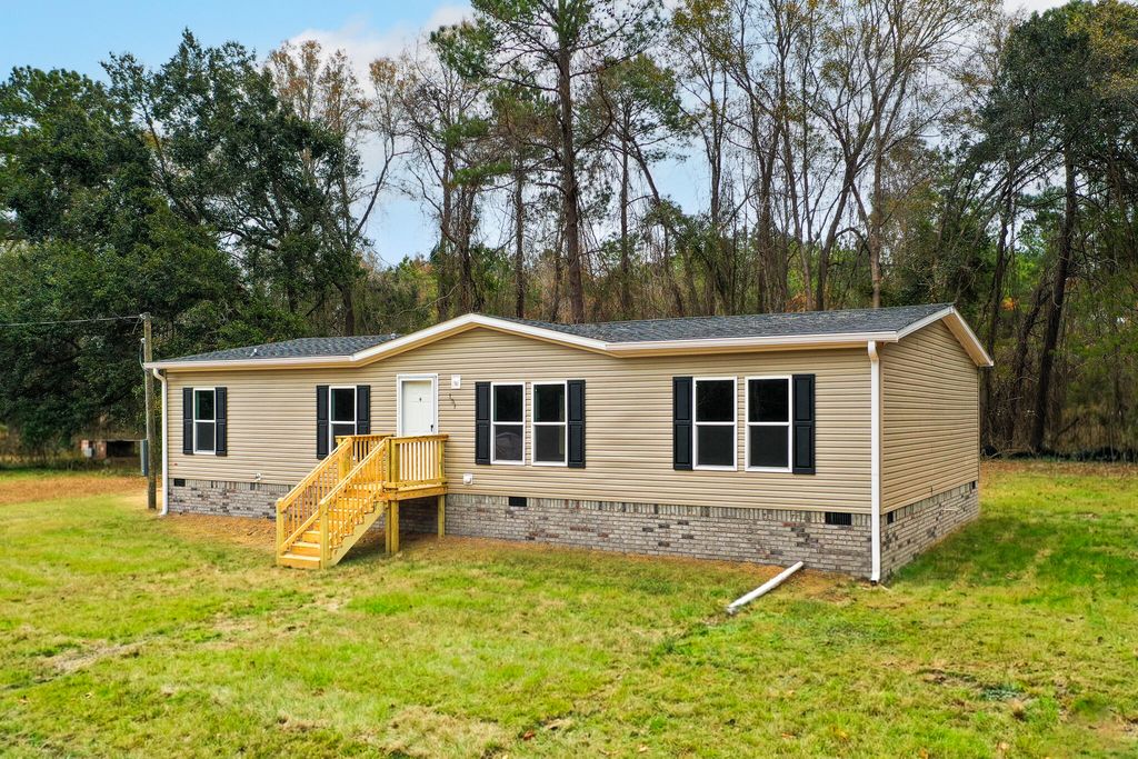 Image 4 of property listing at 145 Firethorn Court, Eutawville, SC 29048