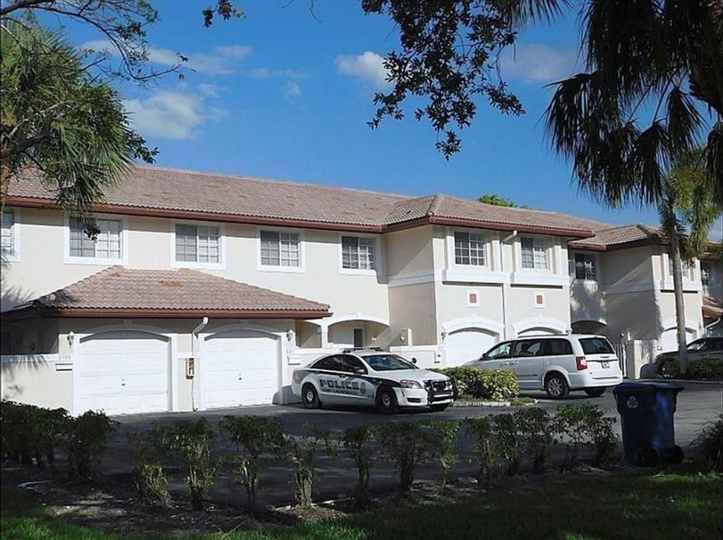 8985 NW 38TH Drive, Coral Springs, FL 33065