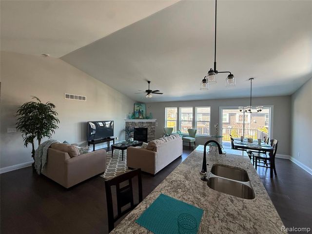 1034 Camellia Circle 46, Howell, MI 48843