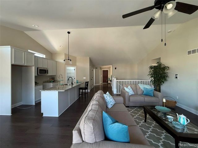 1034 Camellia Circle 46, Howell, MI 48843