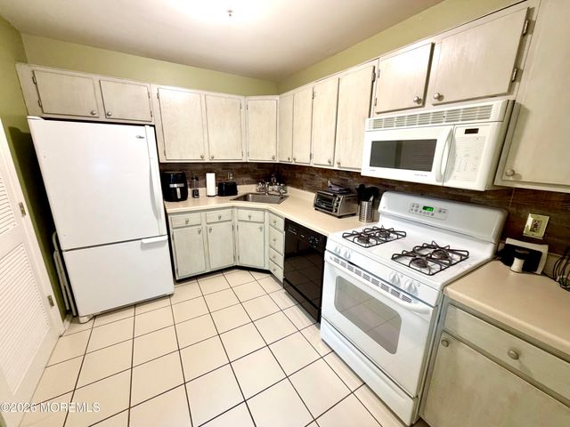 100 Puffin Glade, Bayville, NJ 08721