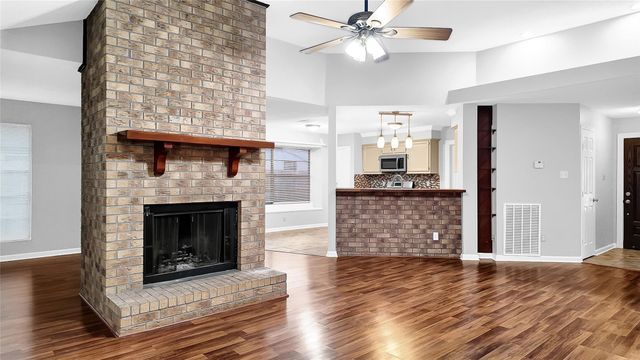 830 S 6th Street, La Porte, TX 77571