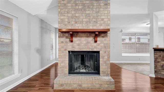 830 S 6th Street, La Porte, TX 77571