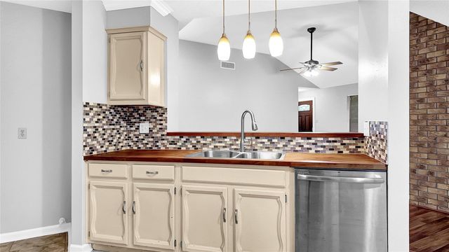 830 S 6th Street, La Porte, TX 77571