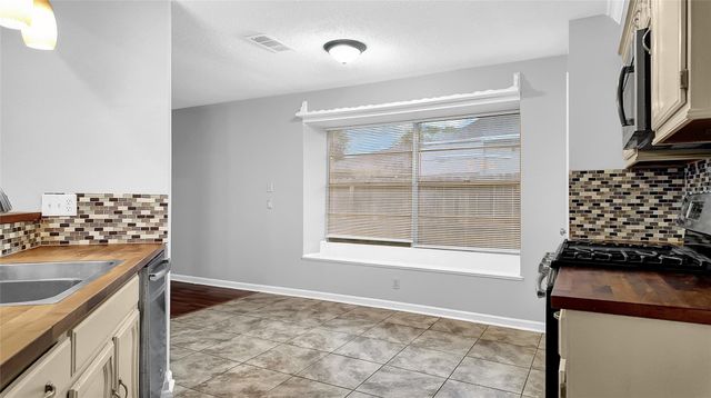 830 S 6th Street, La Porte, TX 77571