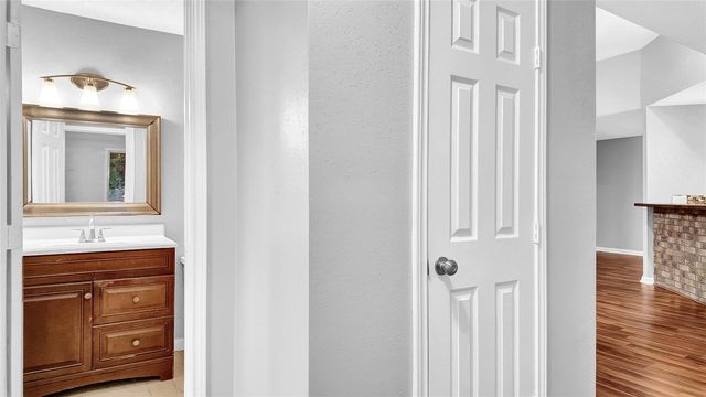 830 S 6th Street, La Porte, TX 77571