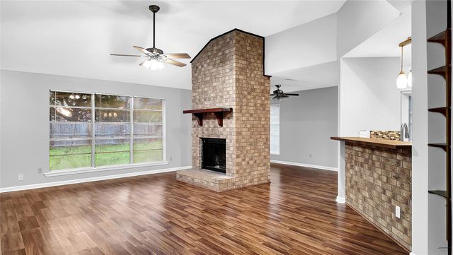 830 S 6th Street, La Porte, TX 77571