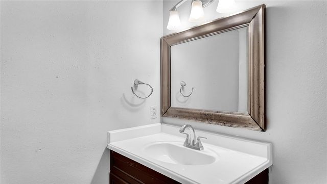 830 S 6th Street, La Porte, TX 77571