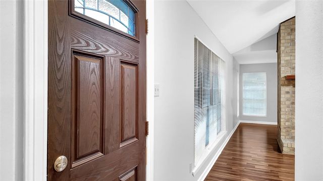 830 S 6th Street, La Porte, TX 77571