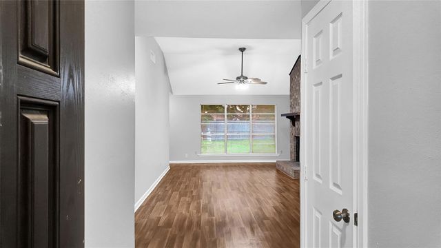 830 S 6th Street, La Porte, TX 77571