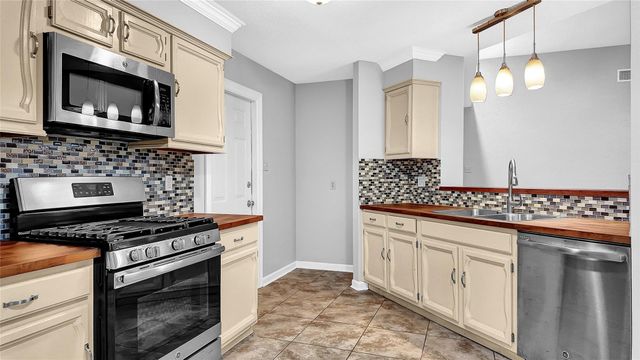 830 S 6th Street, La Porte, TX 77571