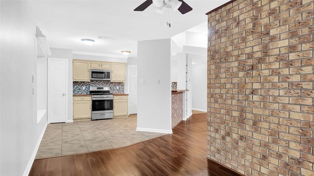 830 S 6th Street, La Porte, TX 77571