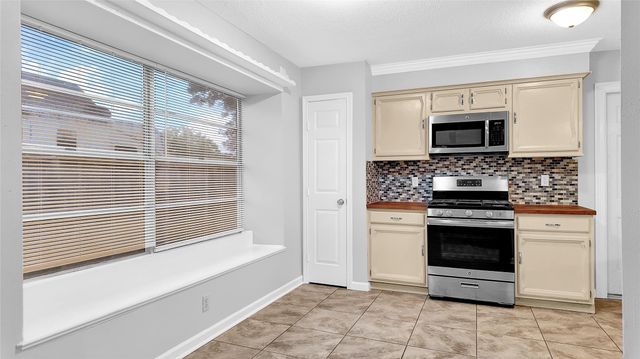 830 S 6th Street, La Porte, TX 77571