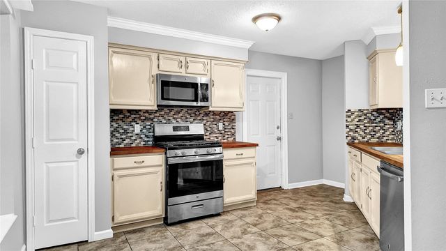830 S 6th Street, La Porte, TX 77571
