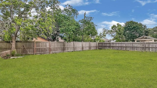 830 S 6th Street, La Porte, TX 77571