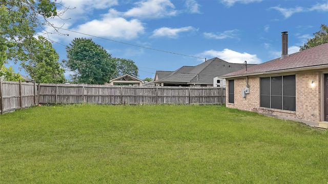 830 S 6th Street, La Porte, TX 77571