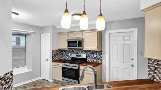 830 S 6th Street, La Porte, TX 77571