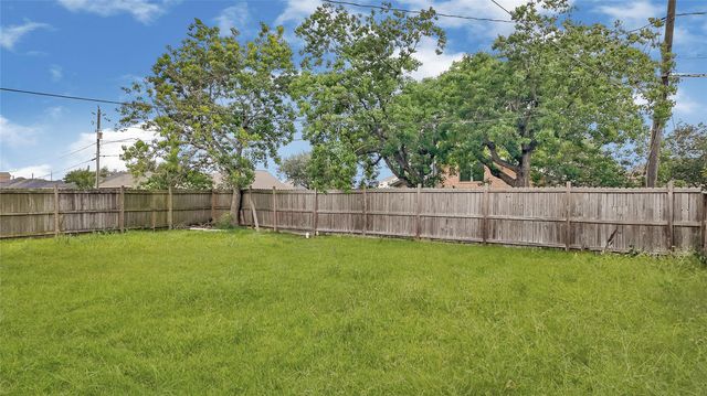 830 S 6th Street, La Porte, TX 77571
