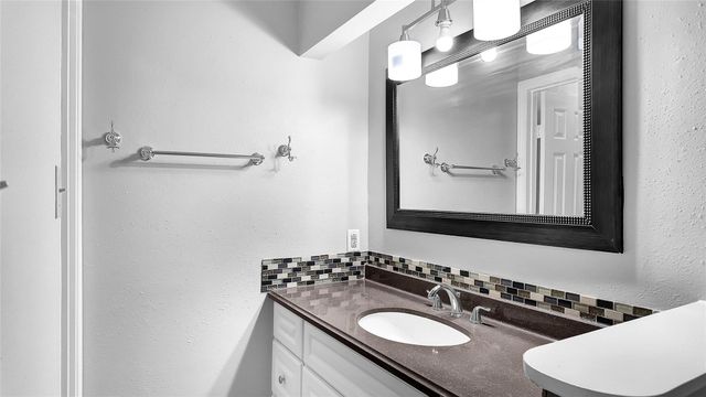 830 S 6th Street, La Porte, TX 77571