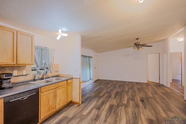 102 Pecan Dr., Hallsville, TX 75650