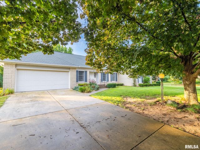 15 OLYMPIA FIELDS Drive, Pekin, IL 61554