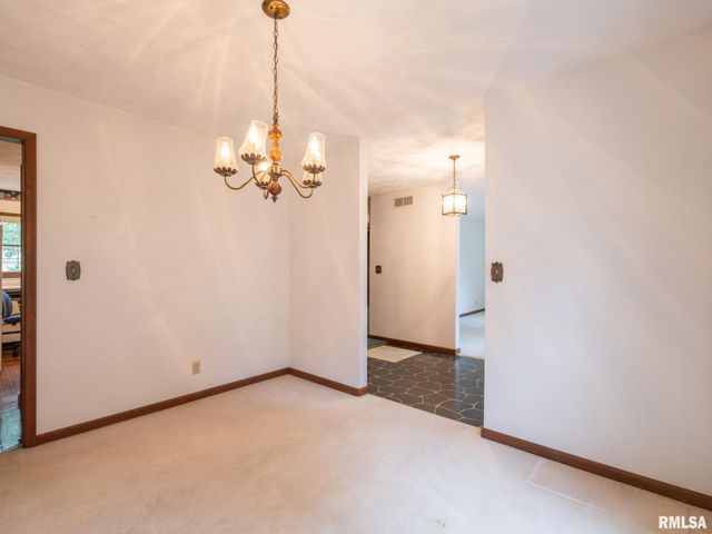 15 OLYMPIA FIELDS Drive, Pekin, IL 61554