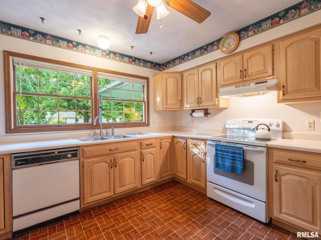 15 OLYMPIA FIELDS Drive, Pekin, IL 61554