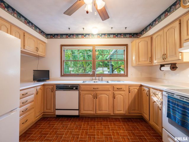 15 OLYMPIA FIELDS Drive, Pekin, IL 61554