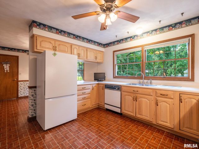 15 OLYMPIA FIELDS Drive, Pekin, IL 61554