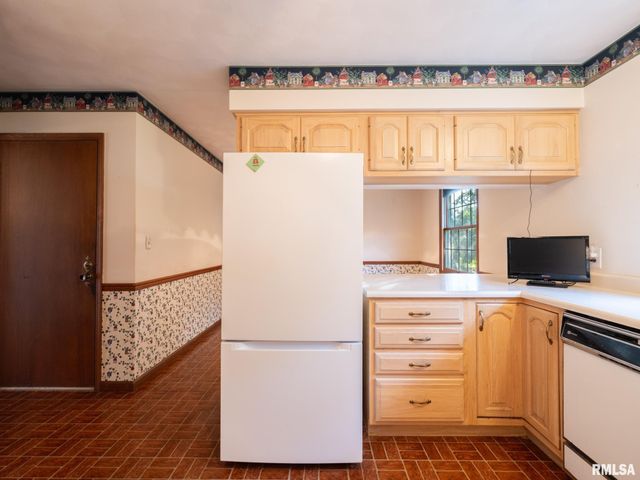 15 OLYMPIA FIELDS Drive, Pekin, IL 61554