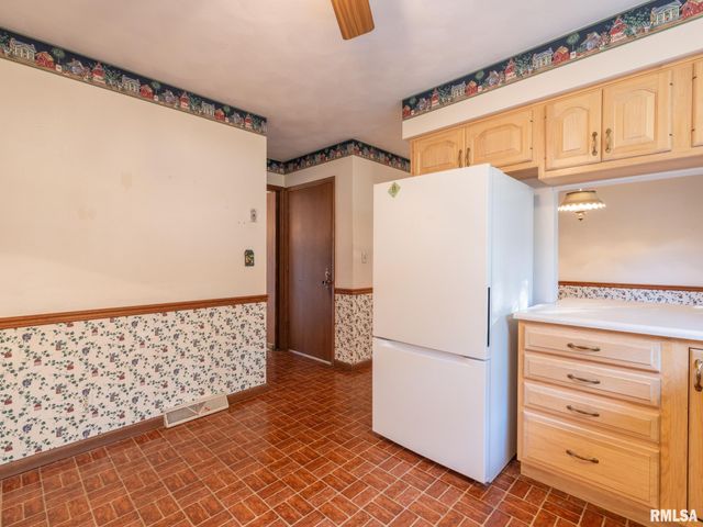 15 OLYMPIA FIELDS Drive, Pekin, IL 61554