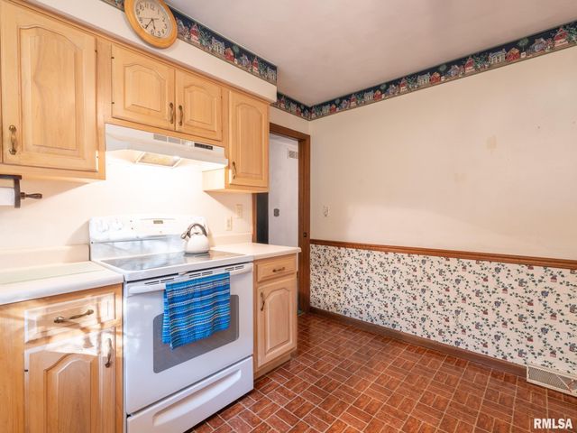 15 OLYMPIA FIELDS Drive, Pekin, IL 61554
