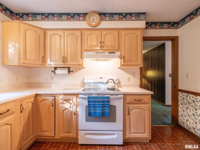 15 OLYMPIA FIELDS Drive, Pekin, IL 61554