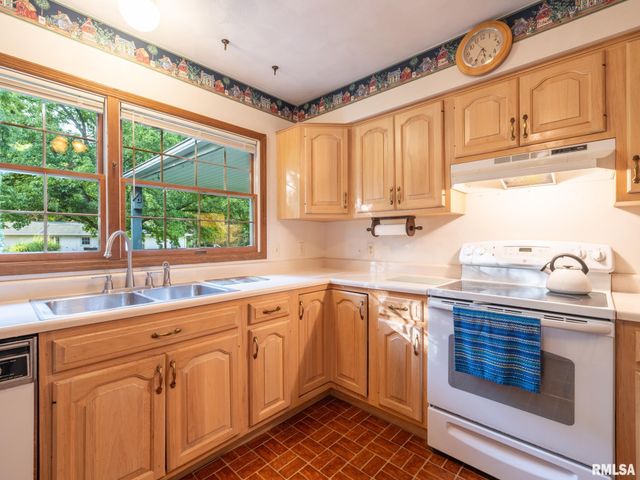 15 OLYMPIA FIELDS Drive, Pekin, IL 61554