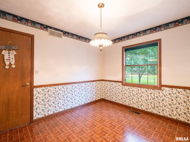 15 OLYMPIA FIELDS Drive, Pekin, IL 61554