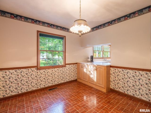 15 OLYMPIA FIELDS Drive, Pekin, IL 61554