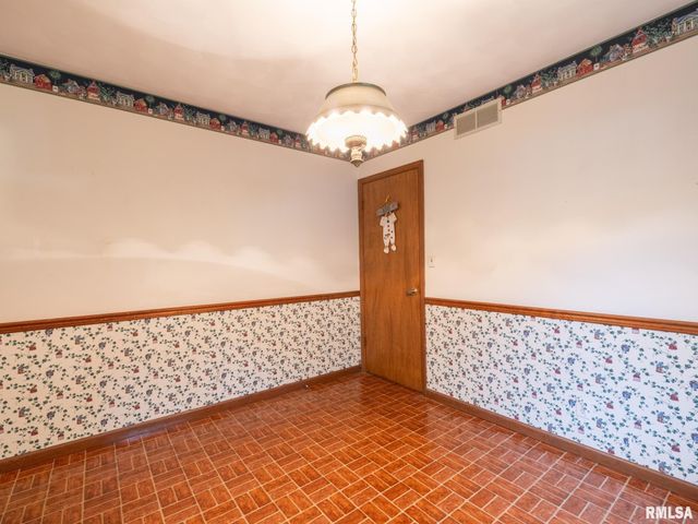 15 OLYMPIA FIELDS Drive, Pekin, IL 61554