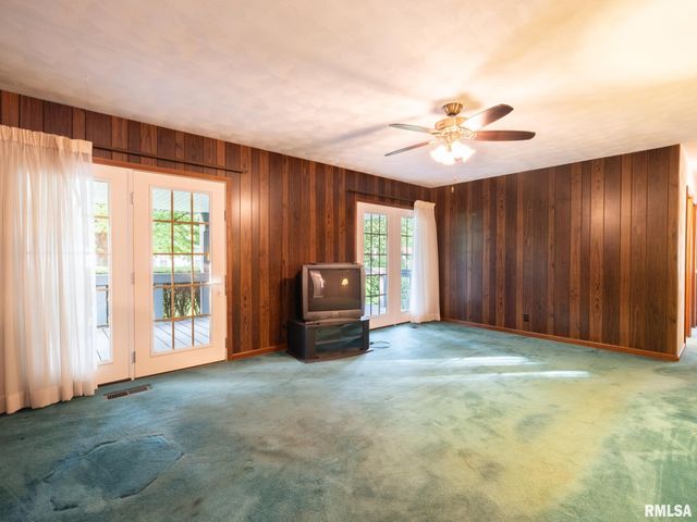 15 OLYMPIA FIELDS Drive, Pekin, IL 61554