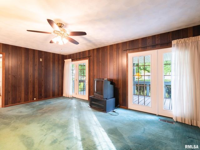 15 OLYMPIA FIELDS Drive, Pekin, IL 61554