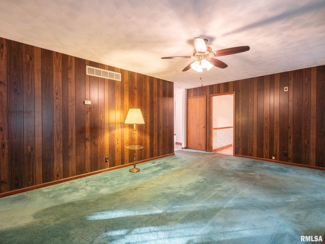 15 OLYMPIA FIELDS Drive, Pekin, IL 61554