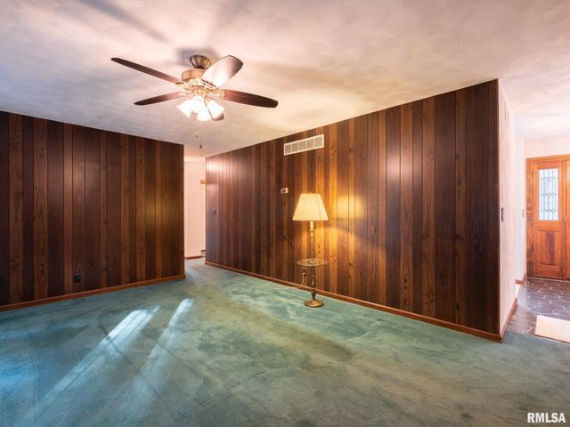 15 OLYMPIA FIELDS Drive, Pekin, IL 61554